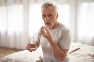 Oude man gebruikt essentieel aminozuur Isoleucine